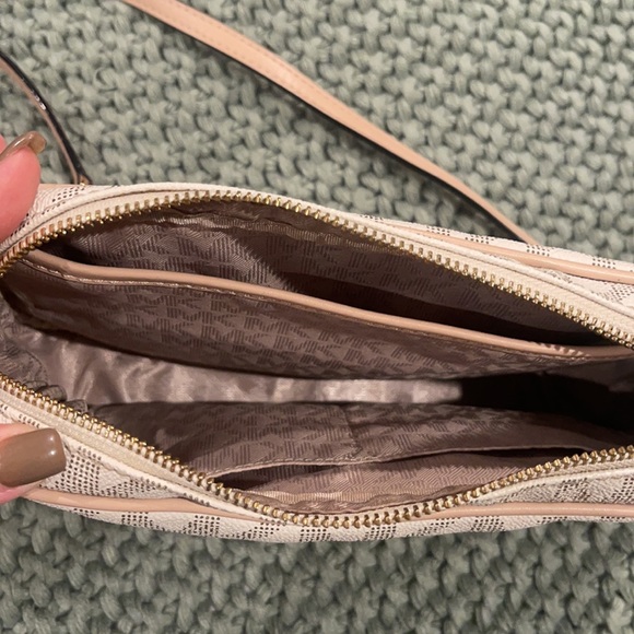 Michael Kors cross body - Picture 2 of 10